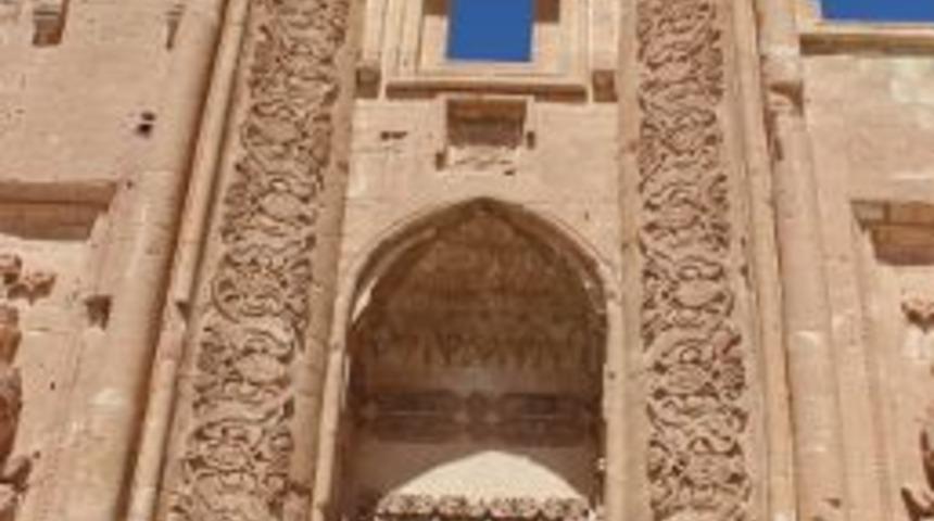 Cumhurbaşkanı G&uuml;l Ve Eşi, İshak Paşa Sarayı'nı Gezdi