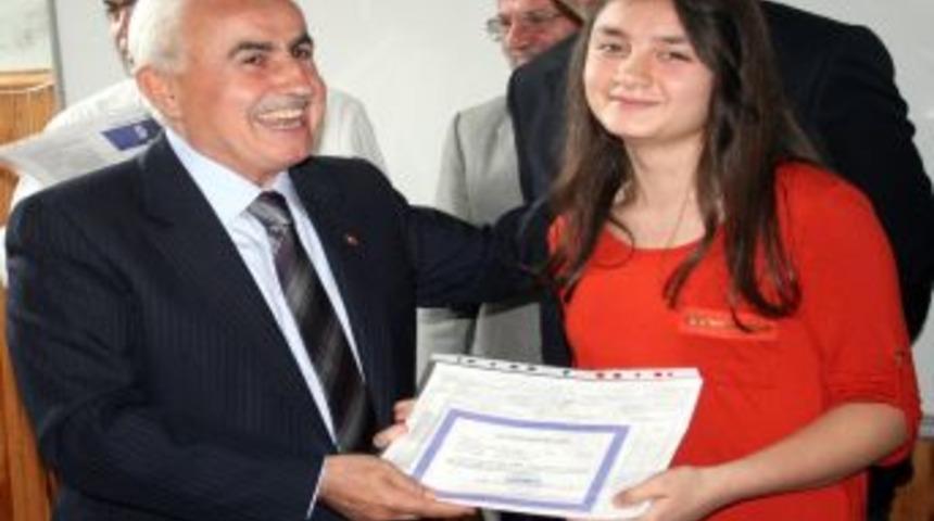 Giresun Valisi Şahin, Karne Dağıttı