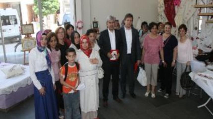 Akhisar Belediyesi Sanat At&ouml;lyesi Nakış Sergisi A&ccedil;ıldı