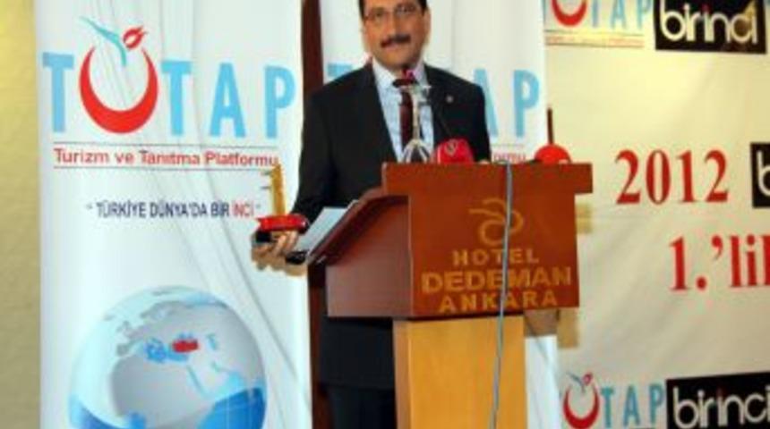 Başkan Ak'a T&uuml;rk D&uuml;nyası Hizmet &Ouml;d&uuml;l&uuml;