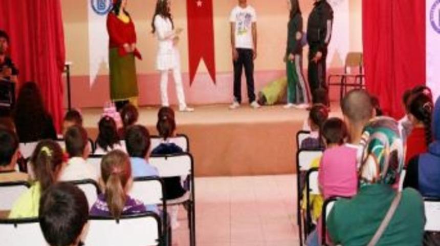 &Uuml;niversitelilerden K&ouml;y &Ouml;ğrencilerine S&uuml;t İkramı