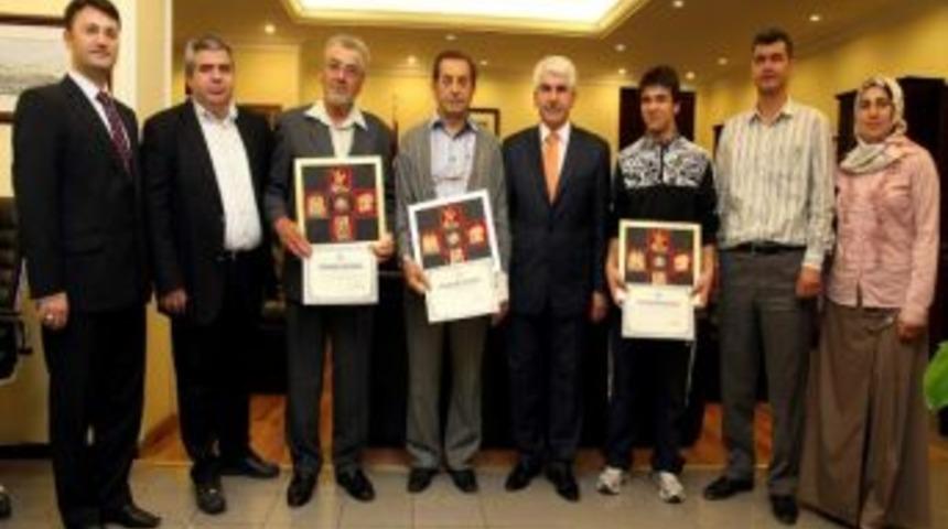 &Ccedil;evre G&ouml;n&uuml;ll&uuml;lerine Odunpazarı Belediye Başkanı Burhan Sakallı'dan Plaket