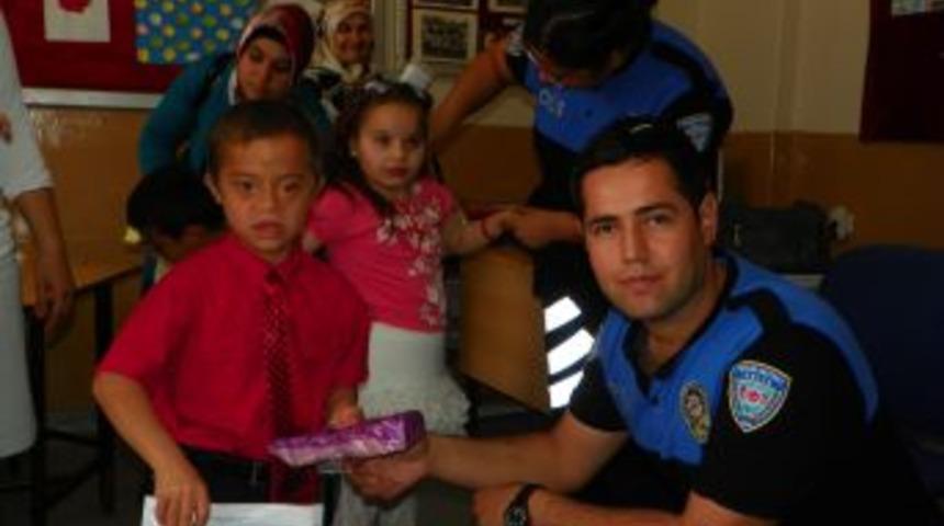 Karnelerini Polislerle Pasta Keserek Aldılar