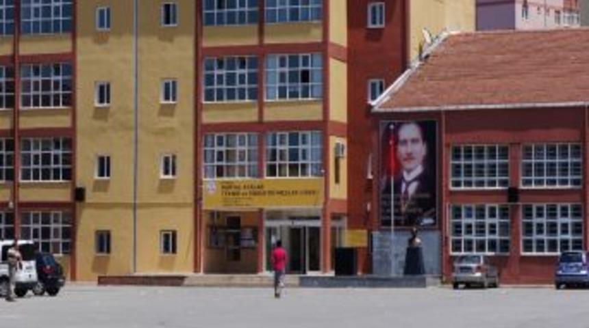 &Ouml;nce Karne Aldı, Sonra Arkadaşını Bı&ccedil;akladı