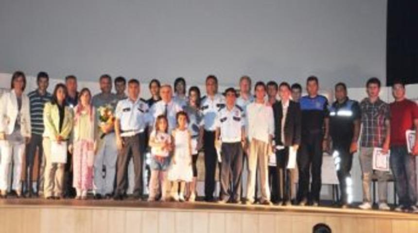 'ehliyet Senin Neyine, D&ouml;n Şinasi Evine'ye Polisten B&uuml;y&uuml;k İlgi