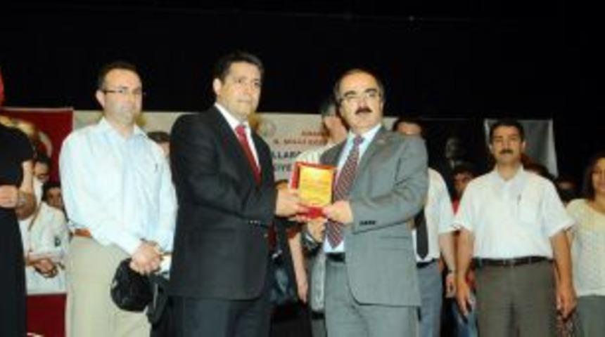 Gen&ccedil; tiyatroculara &ouml;d&uuml;l verildi