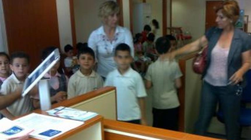 Milaslı, minik &ouml;ğrencilerin kitap sevinci