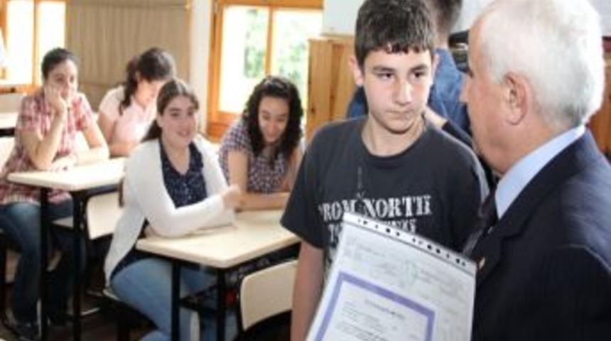 Giresun'da &Ouml;ğrenciler Karnelerini Vali Şahin'den Aldılar