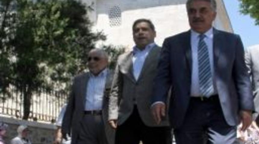 Bakan Yazıcı Cuma Namazını Yeni Restore Edilen Yeşil Camii'nde Kıldı