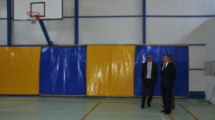 Vali Karaloğlu Saran Kapalı Spor Salonu'nda İncelemelerde Bulundu