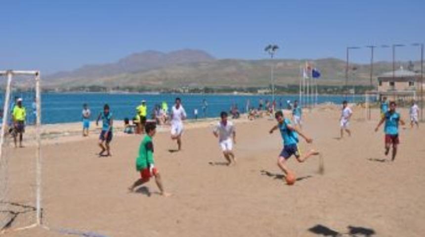 Plaj Futbolu Edremit&rsquo;te Başladı