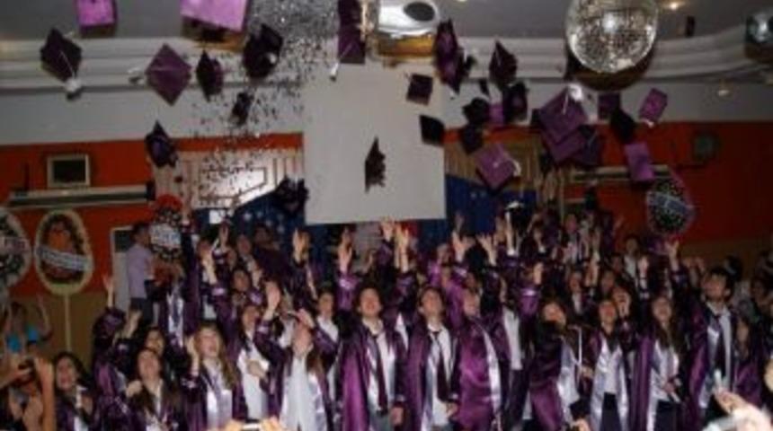 Bandırma Anadolu &Ouml;ğretmen Lisesi &Ouml;ğrencilerinin Mezuniyet Sevinci