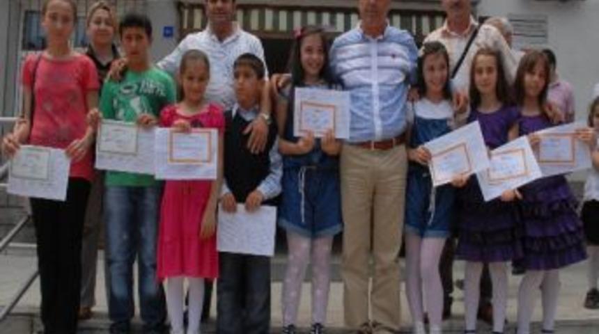Aynı Okuldaki 28 İkizin Karne Sevinci