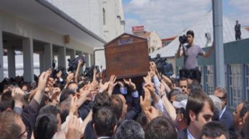 Abdurrahim Karako&ccedil;, Son Yolculuğuna Tekbirlerle Uğurlandı