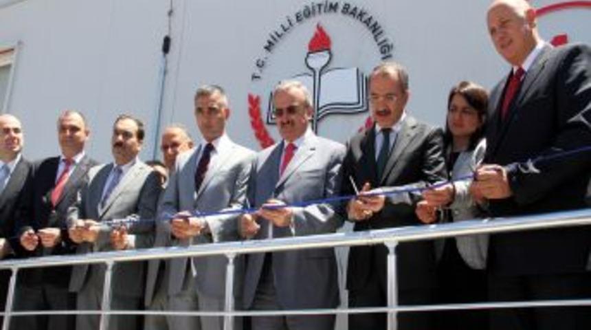 Milli Eğitim Bakanı &Ouml;mer Din&ccedil;er, Van'da
