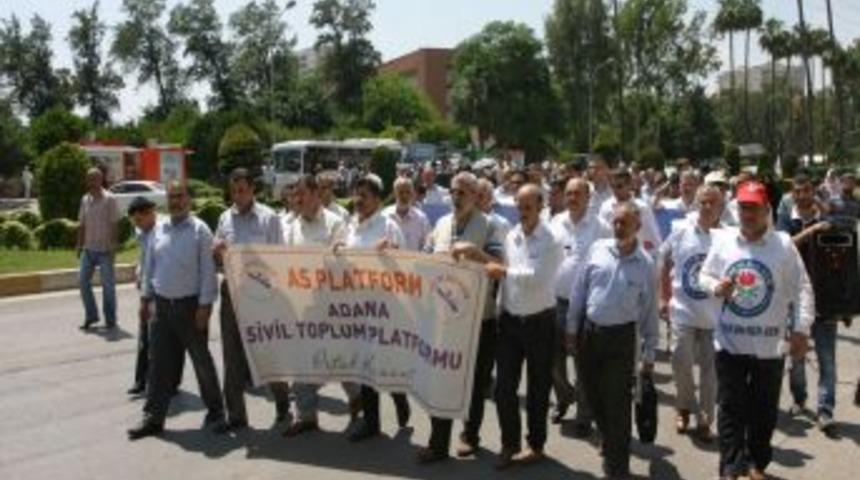 Baş&ouml;rt&uuml;l&uuml; Okul Birincisine &Ouml;d&uuml;l Vermeyen M&uuml;d&uuml;r Avşar'a Tepkiler S&uuml;r&uuml;yor