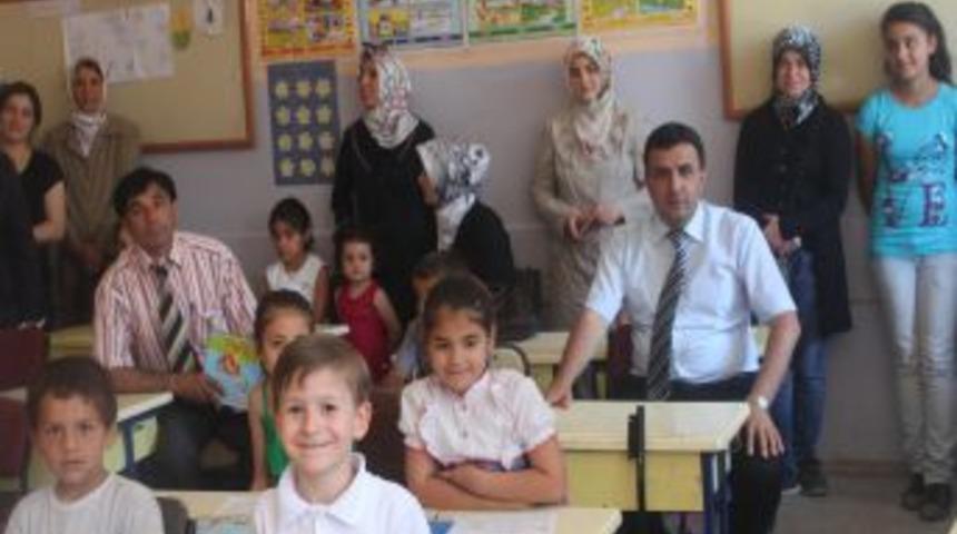 Kaymakam Erdoğan, Karne G&uuml;n&uuml;nde &Ouml;ğrencilerle Buluştu