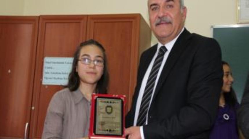 &Ouml;ğrencilerin Karne Coşkusu