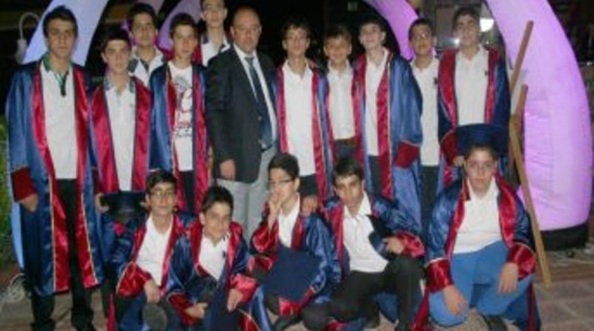 Emine Nakıboğlu İlk&ouml;ğretim Okulu&rsquo;nda Mezuniyet Sevinci