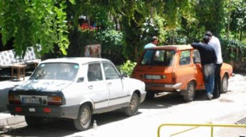 Ş&uuml;pheli İki Ara&ccedil; Diyarbakır Polisini Alarma Ge&ccedil;irdi