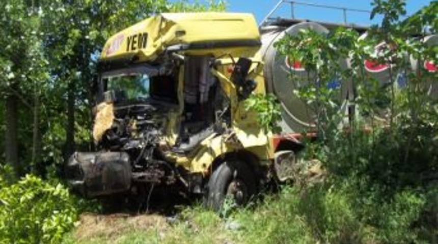 Dursunbey'de kaza: 2 kamyon birbirine girdi