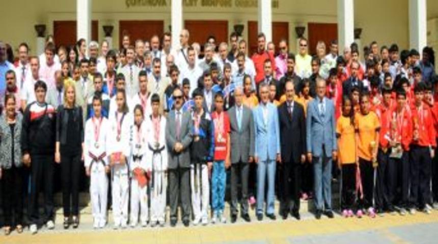 Başarılı Sporculara Madalya