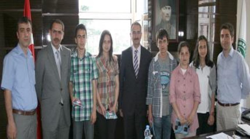 Başkan D&uuml;ndar Başarıyı &Ouml;d&uuml;llendirdi