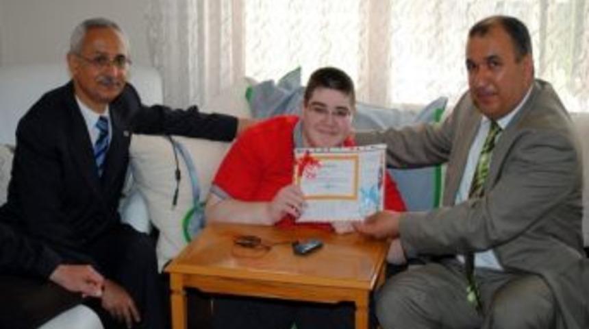 Eskişehir'de Engelli Öğrenci Karnesini Evinde Aldı