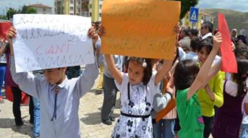 &Ouml;ğrenciler Karne G&uuml;n&uuml;nde Yol Kapattı