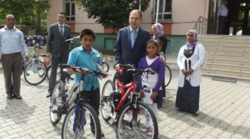 &Ouml;ğrenciler Karne Hediyesi Istedi, Kaymakam Tezcan Gen&ccedil; Odası Takımı Verdi