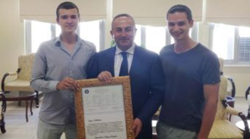 15 Yıldır T&uuml;rkiye'de Yaşayan &Ouml;zbek Kardeşler Vatandaşlığa Alındı