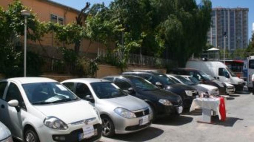 &Ccedil;aldıkları Arabaları Sahiplerine Satmaya &Ccedil;alışan Şebeke &Ccedil;&ouml;kertildi