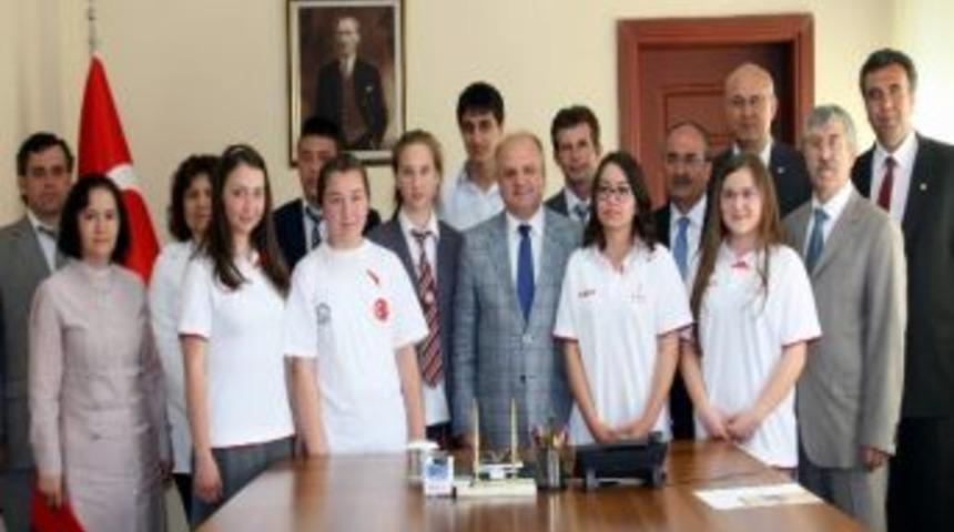 Vali Çakacak Proje Yarışmalarında Başarılı Olan Öğrencileri Ödüllendirdi