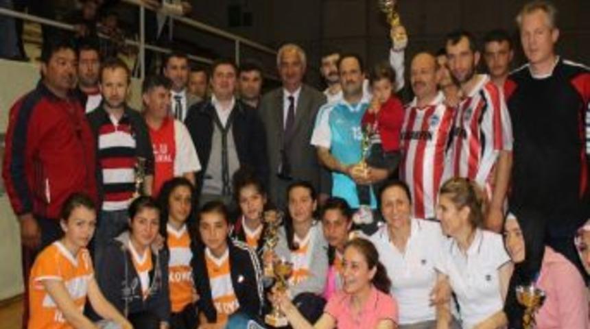 Akdağmadeni Voleybol Turnuvasında Kupalar Sahiplerini Buldu