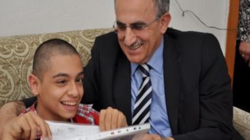 Engelli &Ouml;ğrenciye Karnesi Evinde Verildi