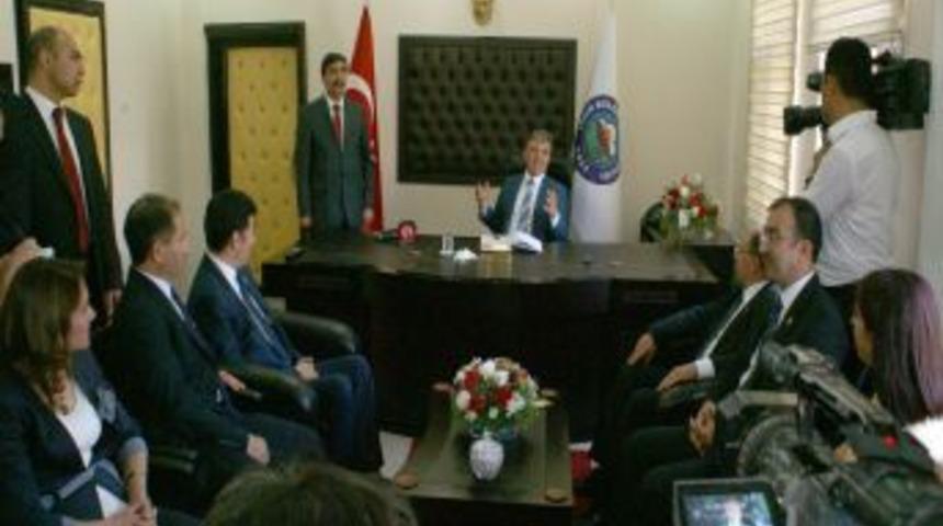 Cumhurbaşkanı G&uuml;l, Iğdır Belediyesi'ni Ziyaret Etti