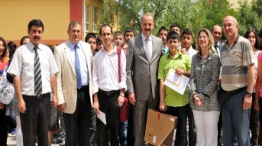 Belediye Başkanı Akg&uuml;l'den, Okul Birincisine Diz&uuml;st&uuml; Bilgisayar