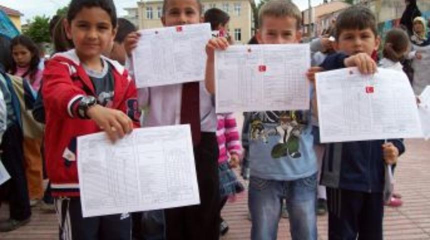 Suşehri&rsquo;nde Karneler Alındı, Tatil Başladı