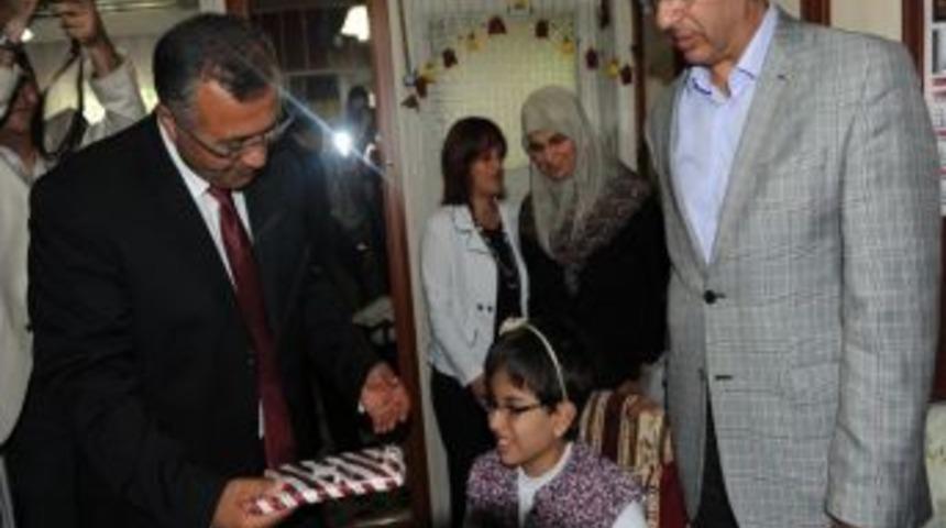 Engelli Habibe Batar Karnesi Evinde Aldı