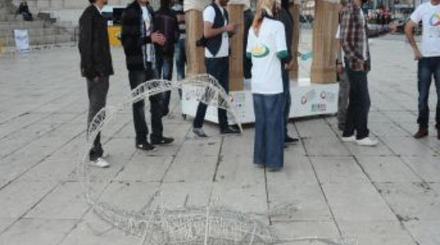 Sivas'ta D&uuml;nyanın En B&uuml;y&uuml;k Kartondan At Heykelini Yaptılar