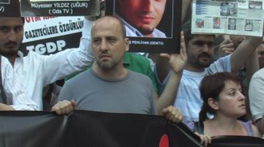 Taksim'de Tutuklu Gazetecilere &Ouml;zg&uuml;rl&uuml;k Eylemi