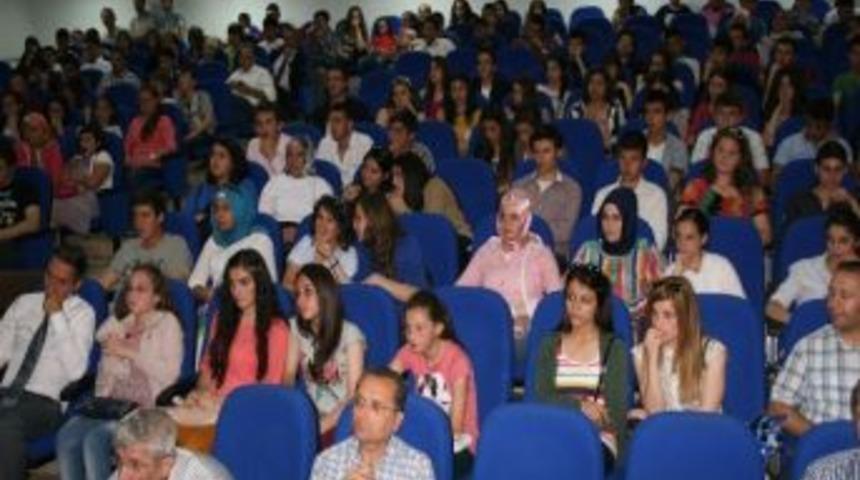 D&uuml;zce Belediyesi'nden Festivale Katılan 10 Okula Laptop Verildi