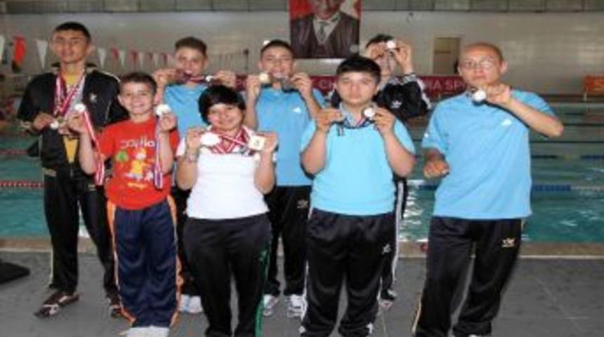 Engelsiz Kula&ccedil;lar Madalyaya Doymuyor