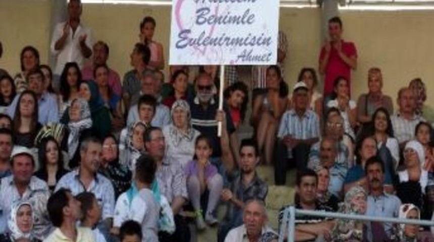 Ad&uuml; Mezuniyet T&ouml;reninde S&uuml;rpriz Evlilik Teklifi