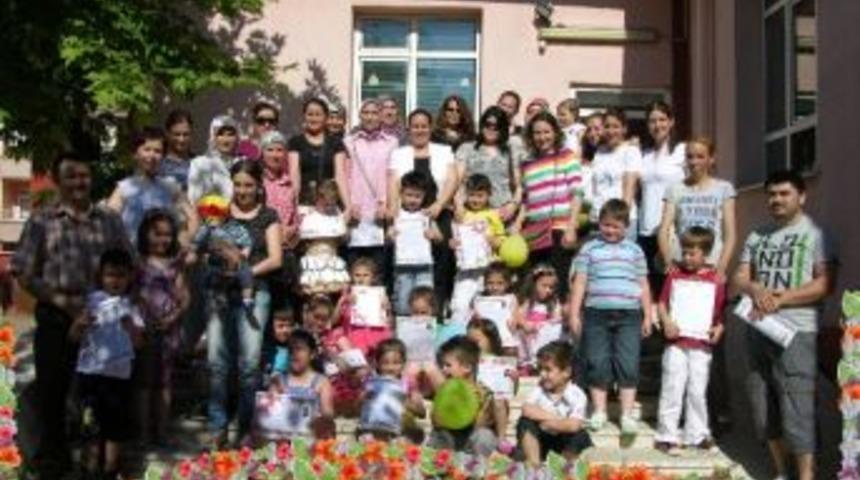 Ana Sınıfı &Ouml;ğrencilerinin Diploma Sevinci