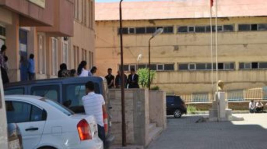 Hakkari&rsquo;de &Ouml;ğrenciler SBS Sınavında Ter D&ouml;kerken, Aileler Dışarıda Dua Etti