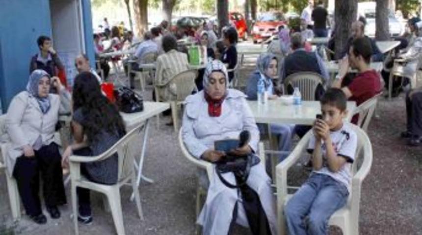 &Ouml;ğrenciler Sınavda, Veliler Bah&ccedil;ede Ter D&ouml;kt&uuml;