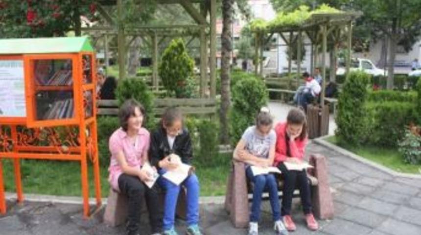 Kitap Okuyucunun Ayağına Geldi