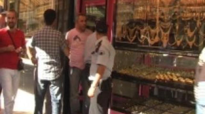 Kuyumcu Kafasına silah dayadı