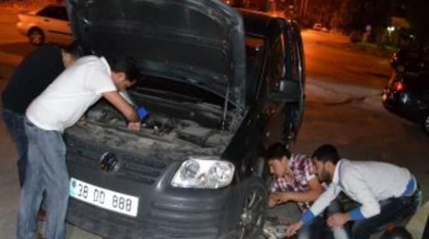 Otomobilin Motoruna Giren Kediyi İtfaiye Kurtardı